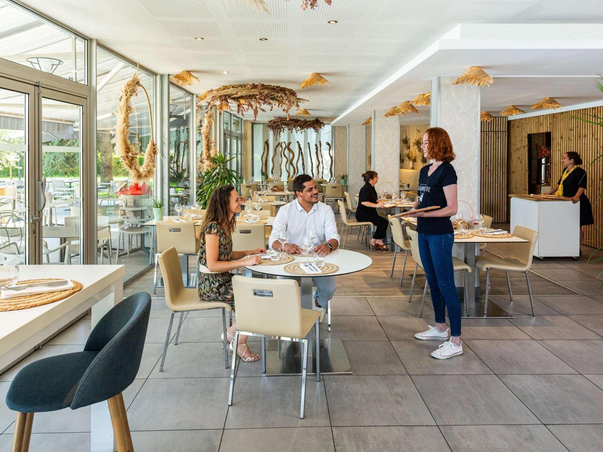 Novotel Pau Pyrenees Лескар Экстерьер фото